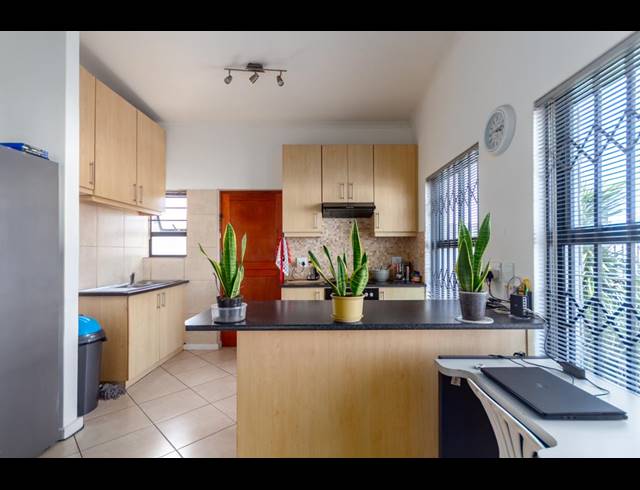 2 BEDROOM TOWNHOUSE FOR SALE IN BURGUNDY ESTATE